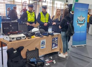 widzimy policjantów z uczestnikami na targach pracy.