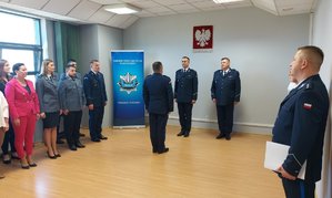 widzimy dowódcę uroczystości składającego meldunek w komendzie.