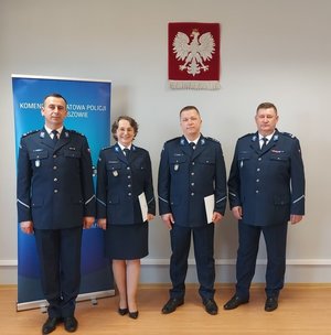 widzimy grupowe zdjęcie wyróżnionych policjantów z komendantami.