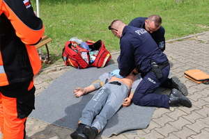 policjanci w trakcie symulacji ratowniczej.