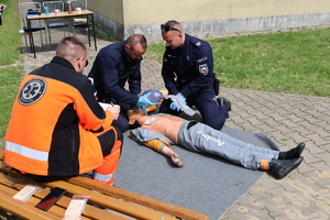 Policjanci w trakcie symulacji ratowniczej.