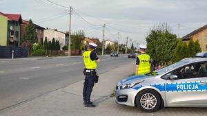 widzimy policjantów mierzących prędkość.
