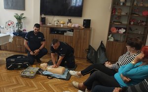 policjanci pokazują na fantomie zasady udzielania pierwszej pomocy.