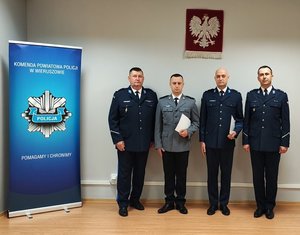 widzimy Komendantów oraz mianowanych policjantów, na tle rolapu.