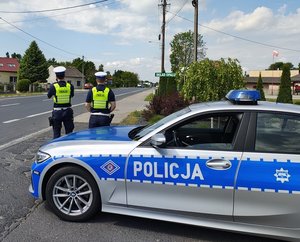 widzimy policjantów mierzących prędkość pojazdów.