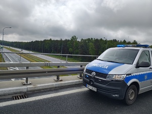 widzimy policyjnego busa i drogę ekspresową S8.
