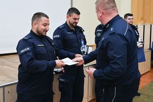 widzimy policjantów przyjmujących gratulację.