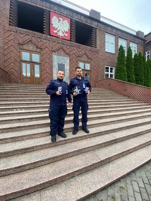 widzimy policjantów przed budynkiem Szkoły Policji w Słupsku.