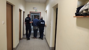 widzimy policjantów prowadzącego mężczyznę.