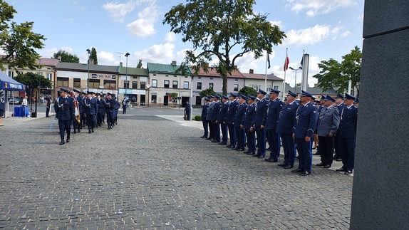 widzimy kompanie honorową i uczestników obchodów Święta Policji.