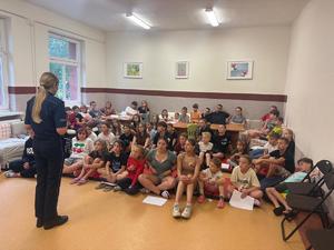 na zdjęciu widnieje policjantka która wygłasza prelekcje młodzieży