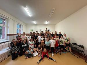 na zdjęciu widnieje grupa młodzieży biorąca udział w pogadance