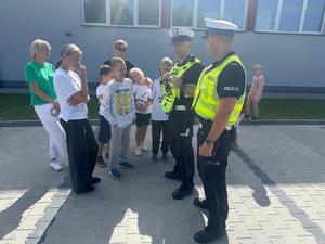 policjanci ruchu drogowego obok dzieci