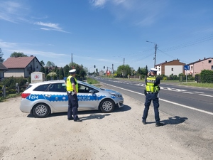 na zdjęciu widać patrol drogówki który mierzy prędkość kierowców