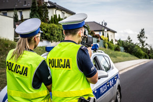 nas zdjęciu widać dwóch policjantów.