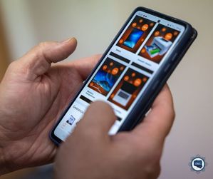 widzimy telefon trzymany w ręku i wrogi logo CBZC.