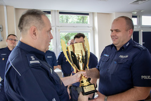 widzimy naczelnika, który wręcza puchar policjantowi.