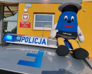 widzimy maskotkę policyjną na radiowozie.