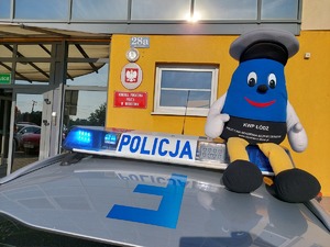 widzimy policyjną maskotkę na radiowozie.