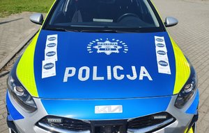 widzimy policyjny radiowóz z naklejkami i ulotkami Mistrzu Zwolnij.