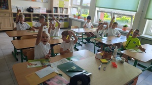 widzimy dzieci trzymające w reku odblaski.