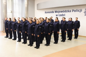 widzimy nowo przyjętych funkcjonariuszy.