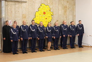 widzimy zaproszonych gości w tym komendantów stojących w auli komendy.