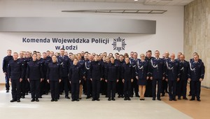 widzimy w auli komendy wszystkich uczestniczących w uroczystości policjantów oraz zaproszonych gości.