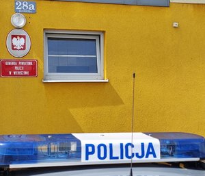 widzimy radiowóz na tle Komendy Powiatowej policji w Wieruszowie.