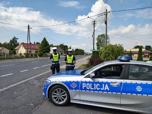 na zdjęciu widnieje radiowóz ora dwóch policjantów ruchu drogowego