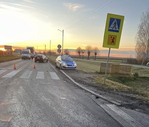 widzimy policyjny radiowóz w miejscu zdarzenia drogowego i inne pojazdy.