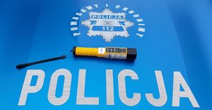 widzimy na masce radiowozu napis Policja Pomagamy i Chronimy oraz urządzenie do badania stanu trzeźwości.