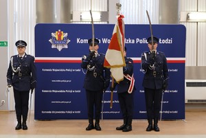 widzimy uroczystość mianowania policjantów na auli.