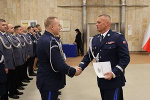 widzimy uroczystość mianowania policjantów na auli.