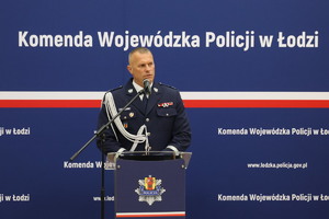 widzimy uroczystość mianowania policjantów na auli.