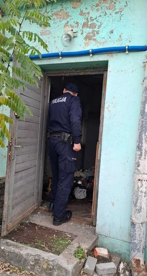 widzimy policjanta sprawdzającego opuszczone miejsce.