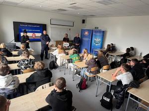 widzimy prowadzących debatę oraz uczestników w sali lekcyjnej.