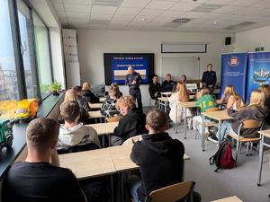 widzimy prowadzących debatę oraz uczestników w sali lekcyjnej.