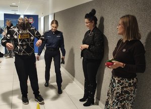 widzimy uczestników debaty podczas zajęć praktycznych przy pokonywaniu toru w założonych alko i narkogoglach.