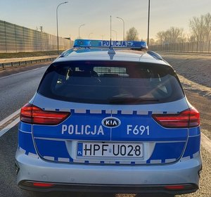 widzimy policyjny radiowóz na drodze.