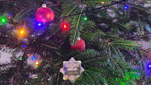 widzimy odznakę policyjna na drzewku choinkowym.