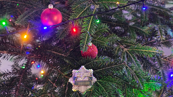 widzimy odznakę policyjna na drzewku choinkowym.