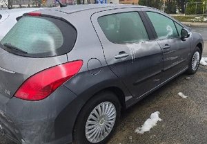 widzimy uszkodzony pojazd-pomalowany sprayem.