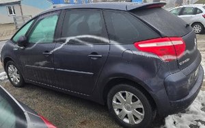 widzimy uszkodzony pojazd-pomalowany sprayem.