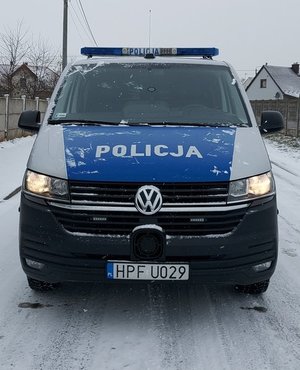 widzimy policyjnego busa na drodze.