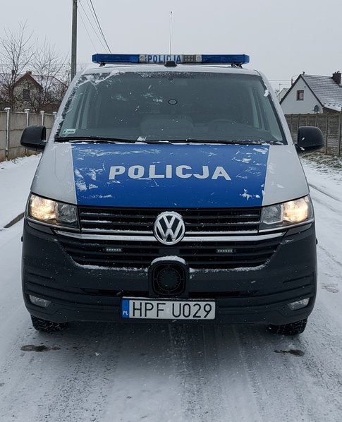 widzimy policyjnego busa na drodze.