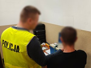 widzimy policjanta prowadzącego badanie stanu trzeźwości mężczyzny.