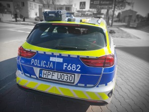 widzimy policyjny radiowóz, na którego dachu jest urządzenie doi badania stanu trzeźwości.