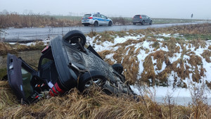 widzimy pojazd uczestniczący w zdarzeniu,a w tle policyjny radiowóz.