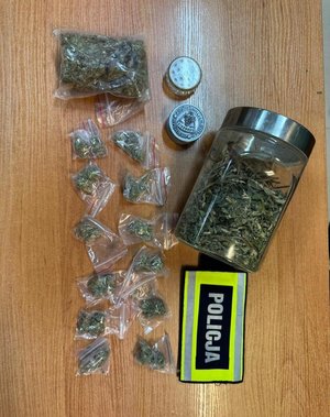 widzimy leżący na stoliku zabezpieczony susz i opaskę policyjną.